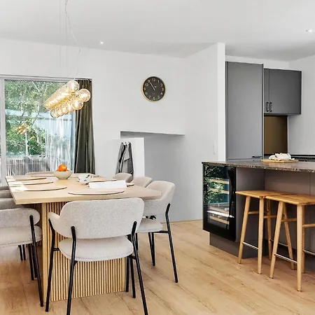 Hébergement de vacances 4 Bedroom Front In *